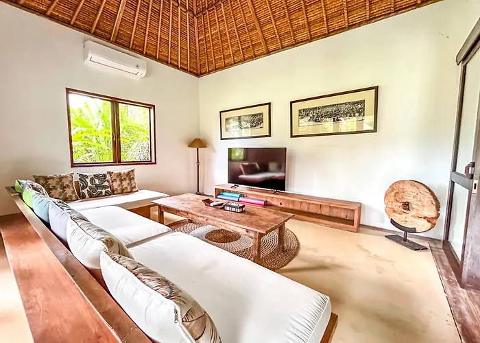 Istana Semer - Balinese Style Private Event Villa, With Large Pool, Gardens And Cook - Near To Canggu & Seminyak
