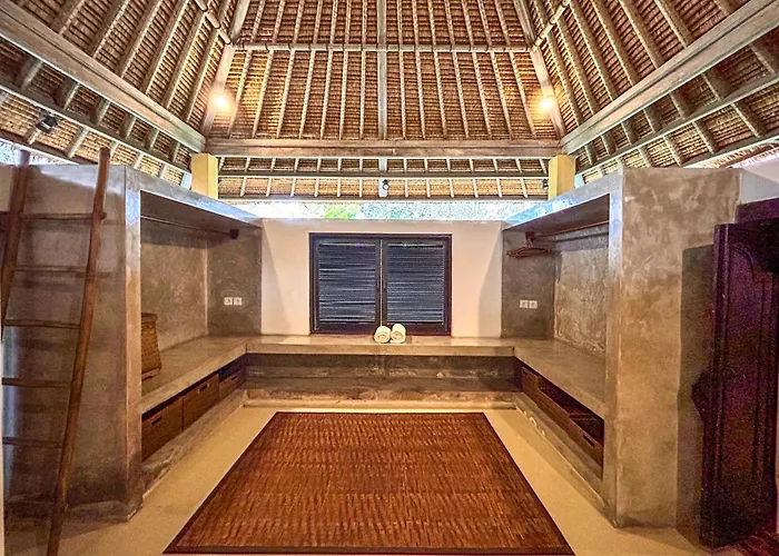Istana Semer: Balinese With Pool & Cook Near Canggu Villa